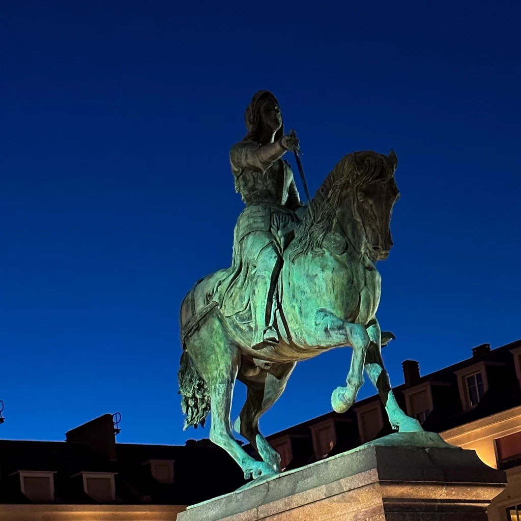 Statue Jeanne d'Arc road trip France defender