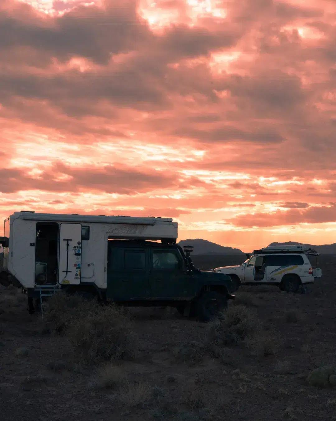 Bivacco al tramonto nel deserto del Marocco durante il viaggio 4x4