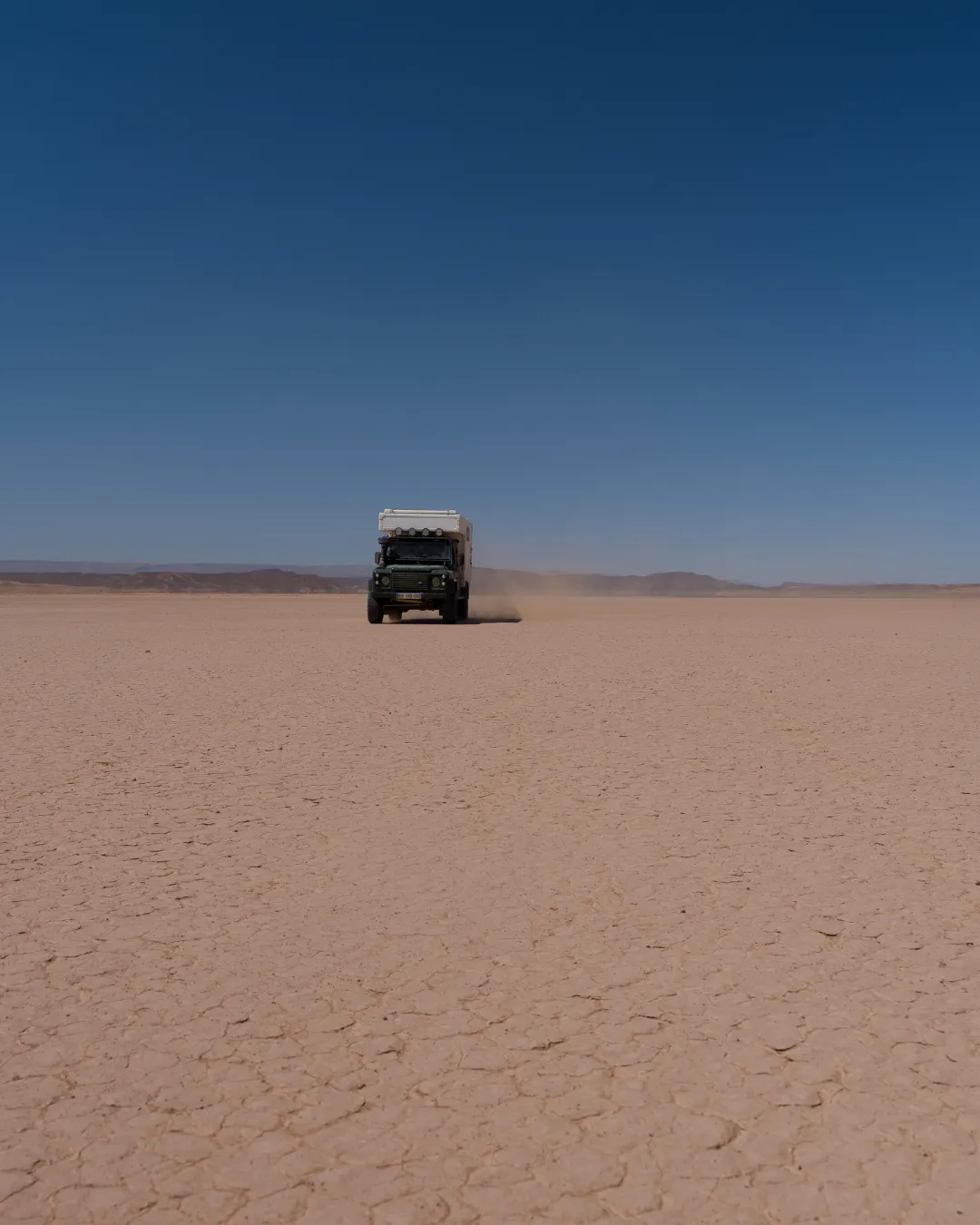 Marokko Roadtrip: ausgetrockneter See mit rissigem Lehmboden