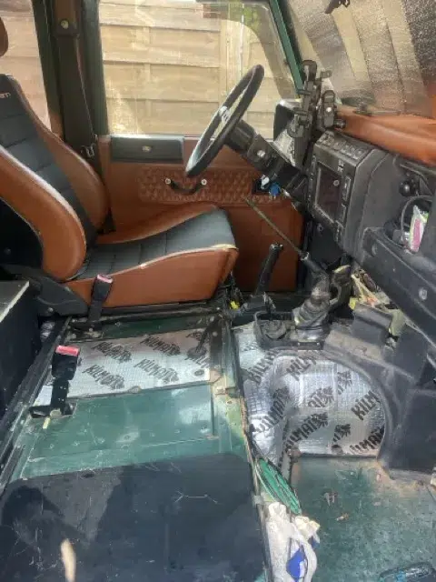 Defender Kupplung wechseln: Innenraum ausgeräumt, Sitze und Cubby Box ausgebaut