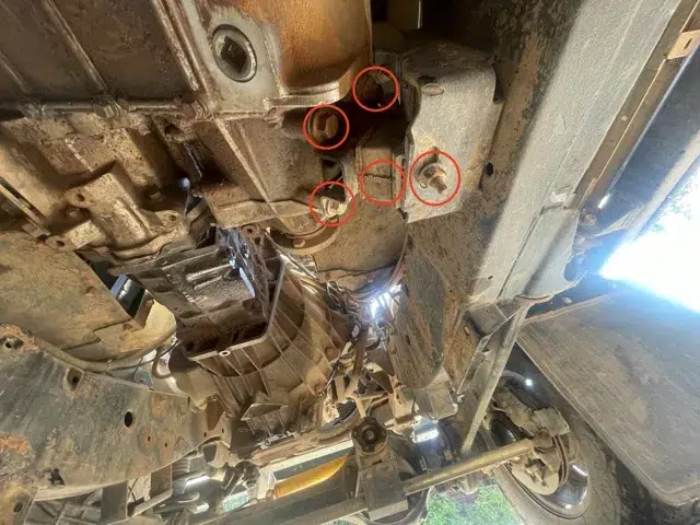 Halter und Befestigungen des LT230-Verteilergetriebes eingekreist