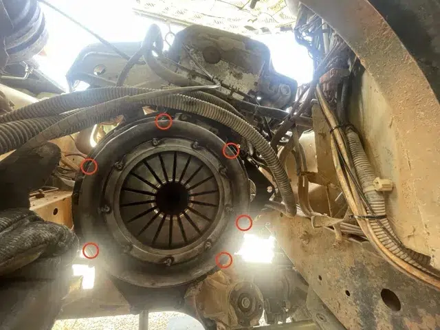 Schrauben der originalen Druckplatte am Defender Td5