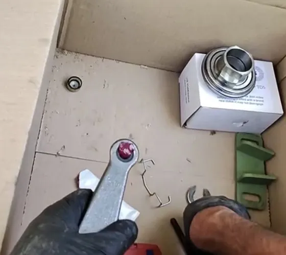 Ausrückgabel und Clip des Ausrücklagers vor dem Einbau