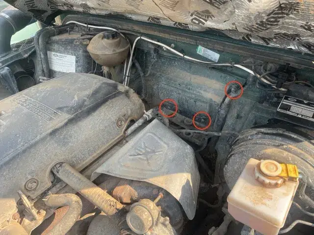 Motorraum Td5: Befestigungen des Luftfilterkasten-Halters