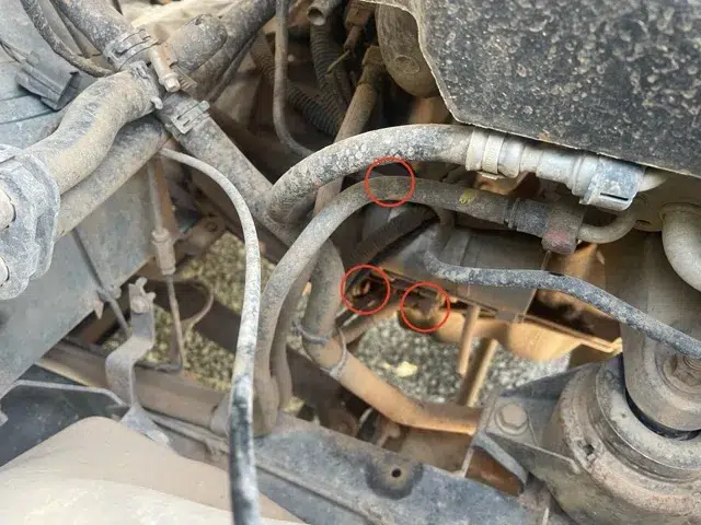 Befestigungen des Anlassers am Defender Td5 von oben gesehen